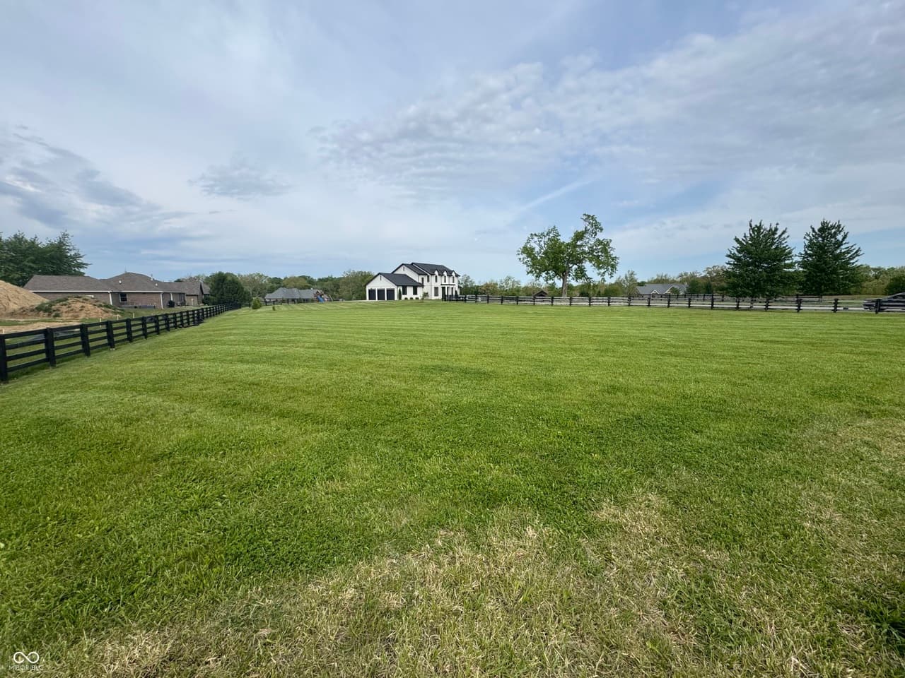 1075 E Greyhawk Ln — listing photo